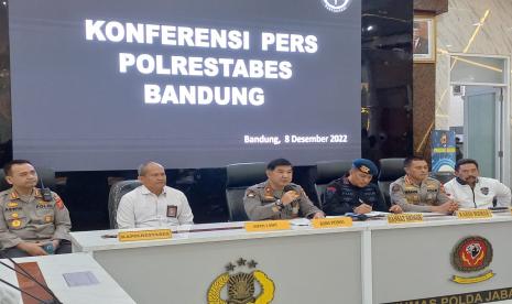 Karopenmas Divhumas Polri Brigjen Pol Ahmad Ramadhan didampingi Kapolrestabes Bandung, Dansat Brimob Polda Jabar, BNPT, Kabid Humas Polda Jabar dan Dirreskrimum Polda Jabar menyampaikam keterangan perkembangan kasus bom bunuh diri Astana Anyar.