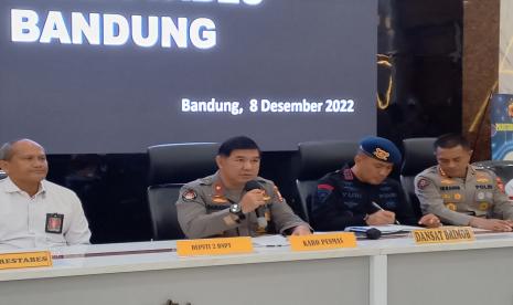 Karopenmas Divhumas Polri Brigjen Pol Ahmad Ramadhan didampingi Kapolrestabes Bandung, Dansat Brimob Polda Jabar, BNPT, Kabid Humas Polda Jabar dan Dirreskrimum Polda Jabar menyampaikam keterangan perkembangan kasus bom bunuh diri Astana Anyar di Kantor Polrestabes Bandung, Kamis (8/12/2022). 