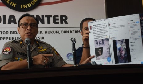 Karopenmas Divhumas Polri Brigjen Pol Dedi Prasetyo (kiri) didampingi Wadir Tipidsiber Bareskrim Polri Kombes Pol Asep Safrudin (kanan) menyampaikan keterangan pers terkait perkembangan terkini kasus penyebaran ujaran kebencian dan berita bohong (hoaks) di Kantor Kemenkopolhukam, Jakarta, Selasa (28/5/2019).