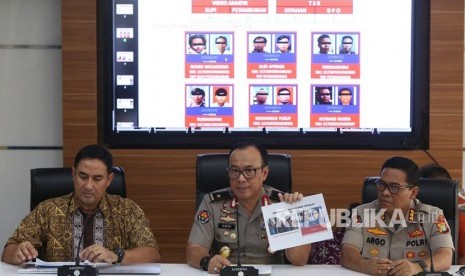 Karopenmas Divisi Humas Polri Brigjen Pol Dedi Prasetyo (tengah) bersama Direktur Reserse dan Kriminal Umum (Direskrimum) Polda Metro Jaya Kombes Pol Suyudi Ario Seto (kiri) dan Kabid Humas Polda Metro Jaya Kombes Pol Argo Yuwono (kanan) memberikan keterangan saat rilis pengembangan hasil penyidikan perkara kerusuhan tanggal 21-23 Mei 2019 di Divhumas Mabes Polri, Jakarta, Jumat (5/7/2019). 