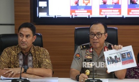 Karopenmas Divisi Humas Polri Brigjen Pol Dedi Prasetyo (tengah) bersama Direktur Reserse dan Kriminal Umum (Direskrimum) Polda Metro Jaya Kombes Pol Suyudi Ario Seto (kiri) memberikan keterangan saat rilis pengembangan hasil penyidikan perkara kerusuhan tanggal 21-23 Mei 2019 di Divhumas Mabes Polri, Jakarta, Jumat (5/7/2019).