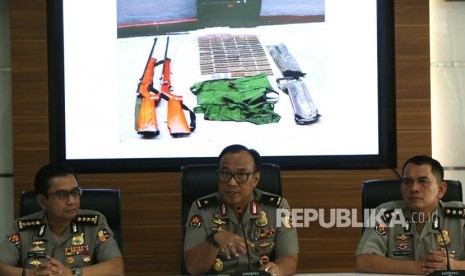 Karopenmas Divisi Humas Polri Brigjen Pol Dedi Prasetyo (tengah)