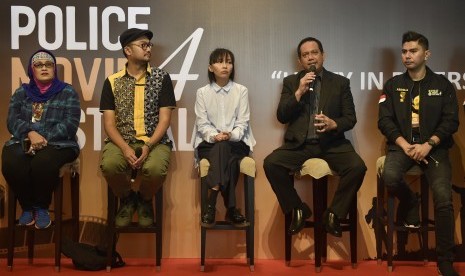 Karopenmas Divisi Humas Polri Brigjen Rikwanto (kedua kanan) bersama Ketua Panitia Police Movie Festival 4 AKP Ardila Amri (kanan), Dewan Juri Police Movie Festival 4 Renny Djayusman (kiri), produser animasi Wahyu Aditya (kedua kiri), dan penulis cerita Upi Avianto (tengah) menjawab pertanyaan wartawan jelang penganugerahan Police Movie Festival 4 di Jakarta, Sabtu (10/6).