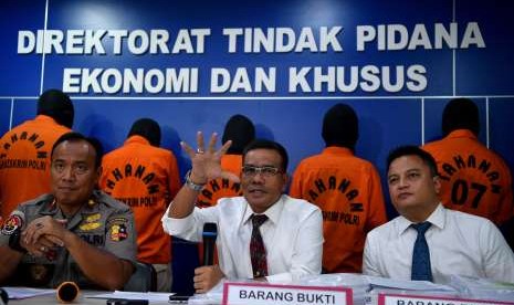 Dittipideksus Bareskrim Brigjen Daniel Tahi Monang di Bareskrim Polri (tengah) memberikan keterangan saat rilis kasus kejahatan di kantor Bareskrim Polri, Jakarta.