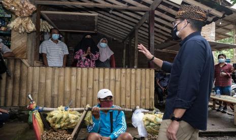 Karpet Baru untuk Masjid di Gerbang Gunung Semeru.