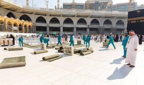  Karpet di Masjidil Haram Digulung untuk cegah penyebaran Corona. Sebanyak 3.500 pekerja membersihkan dan mensterilkan Masjidil Haram setiap hari. Ilustrasi.