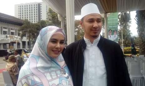 Kartika Putri (kiri) dan suaminya Habib Usman.