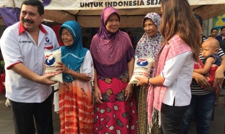 Kartini Perindo membagikan 300 paket beras gratis kepada masyarakat di Kalideres, Jakarta Barat, Rabu (4/10).