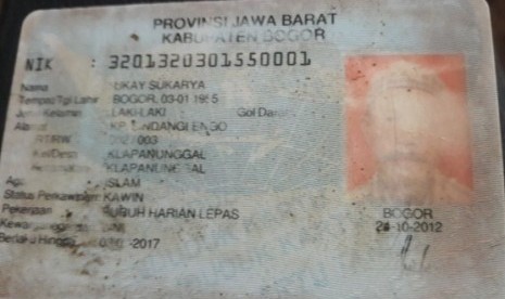 Kartu identitas Ukay Sukarya, warga Klapanunggal Bogor yang tewas akibat longsor, Selasa (7/11)