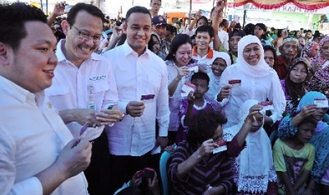 Kartu Indonesia Pintar dibagikan kepada masyarakat di Penjaringan, Jakarta, Rabu (13/5).