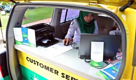 Kartu Jaminan Kesehatan Nasional Petugas Badan Penyelenggara Jaminan Sosial (BPJS) tengah membuat kartu Jaminan Kesehatan Nasional (JKN) saat peluncuran JKN di RS Fatmawati, Jakarta, Rabu (1/1). Kartu JKN merupakan perlindungan kesehatan agar peserta memer