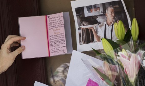 Kartu simpati ditinggalkan dengan foto Anthony Bourdain di luar bangunan yang dulunya merupakan restoran Le Halles di Park Avenue, New York, Sabtu (9/6). 