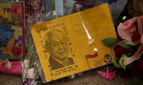 Kartu ucapan cepat sembuh diletakkan masyarakat Singapura di depan Singapore General Hospital tempat Lee kuan Yew dirawat sebelum akhirnya meninggal, Senin (23/3).