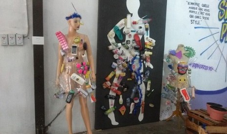 Karya Fashion Kolase 3D dari Sampah yang dinamai Galelo Collage