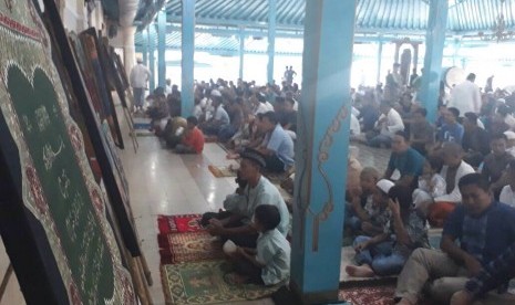 Karya seni Alquran batik di serambi Masjid Agung Keraton Solo, Ahad (25/6).