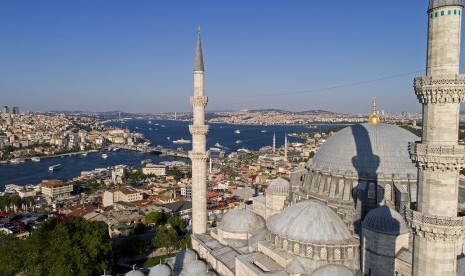   Karya terbesar Sinan adalah Masjid Sultan Sulaiman di Istanbul yang dibangun selama tujuh tahun (1550-1557). 