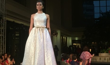 Karya Widhi Budimulia yang dipamerkan, Kamis (3/12), di Gran Melia Jakarta dalam rangka 30 tahun kariernya di dunia mode.