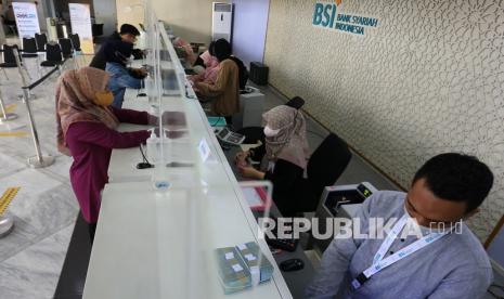 Karyawan Bank Syariah Indonesia (BSI) melayani nasabah saat bertransaksi di Kantor Cabang Pembantu (KCP) Daud Beureueh, Banda Aceh, Aceh. Saham PT Bank Syariah Indonesia Tbk. (BRIS) diproyeksi menguat setelah sukses menggalang dana melalui hak memesan efek terlebih dahulu (HMETD) atau rights issue. Pengamat Saham Syariah, Asep Muhammad Saepul Islam mengatakan pemesanan yang oversubscribe hingga 1,4 kali mencerminkan antusiasme dan kepercayaan investor terhadap prospek bank syariah terbesar di Indonesia tersebut.