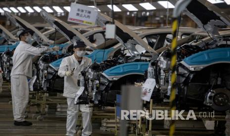 Karyawan bekerja di tempat perakitan mobil di pabrik Dongfeng Honda Automobile. Produsen otomotif Jepang Toyota dan Honda berhasil mengatasi masalah kekurangan suku cadang pada produksi global mereka pada bulan Februari. 