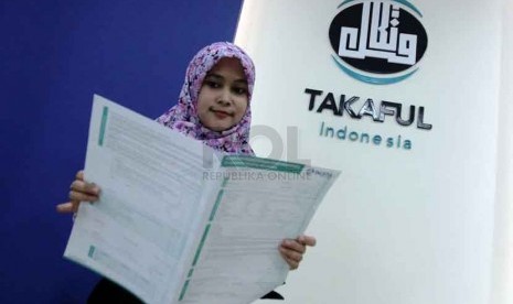  Karyawan berada di kantor Asuransi Takaful Indonesia, Jakarta, Jumat (3/10). (Republika/ Yasin Habibi)