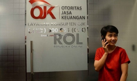  Karyawan berada di kantor Otoritas Jasa Keuangan (OJK), Jakarta, Senin (13/4).(Republika/ Yasin Habibi)