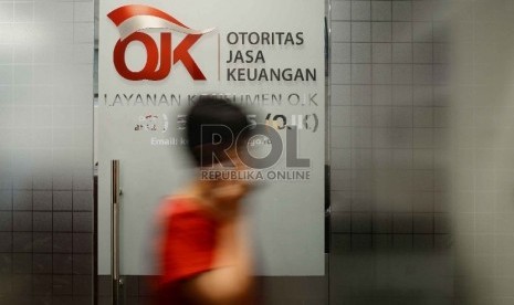  Karyawan berada di kantor Otoritas Jasa Keuangan (OJK), Jakarta, Senin (13/4).(Republika/ Yasin Habibi)