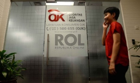  Karyawan berada di kantor Otoritas Jasa Keuangan (OJK), Jakarta, Senin (13/4).(Republika/ Yasin Habibi)