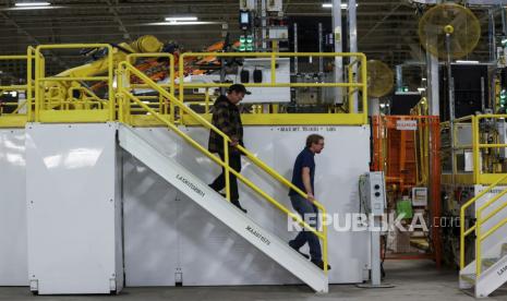 Karyawan berjalan di pabrik, selama pembukaan pabrik perakitan CAMI EV milik produsen mobil General Motors (GM) Brightdrop, pabrik manufaktur kendaraan listrik skala penuh pertama di Kanada, di Ingersoll, Ontario, Kanada, 5 Desember 2022. 