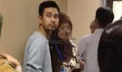   Karyawan BNN berfoto bersama Raffi Ahmad saat ditahan di Gedung Badan Narkotika Nasional (BNN), Jalan MT Haryono, Jakarta Timur, Selasa (29/1).   (Republika/Muda Saleh)