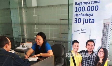 Karyawan Cabang FIFGROUP menjelaskan produk asuransi mikro Astra Life kepada nasabah kredit di Jakarta, Kamis (7/3). Kerjasama  Astra Aviva Life dengan FIF Group dalam memasarkan asusransi mikro menjukkan tren positif dengan pertumbuhan penjualan 327% selama periode 2015-2017 