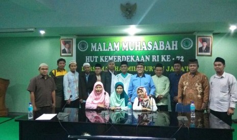 Karyawan dan Pengurus Lembaga Pentashih Buku dan Konten Keislaman Majelis Ulama Indonesia (LPBKI- MUI) menggelar khataman Alquran menyambut HUT Kemerdekaan RI ke-72 di Gedung MUI, Jakarta Pusat, Rabu (16/8) malam.