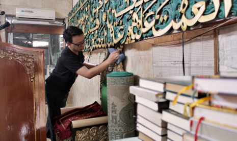     Karyawan Hotel The 101 Jakarta Sedayu Darmawangsa melakukan aksi bersih-bersih.