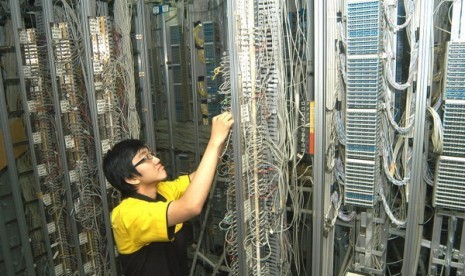 Karyawan Indosat memperbaiki Data Distribution Frame (DDF), di kantor Pusat Indosat, Jakarta.