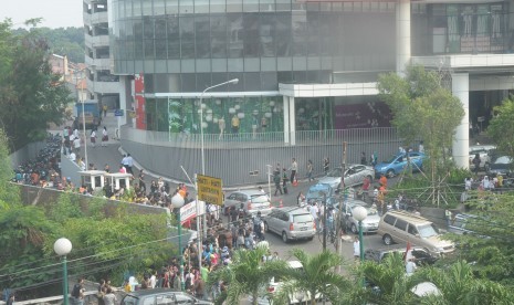 Karyawan kantor keluar gedung saat gempa bumi melanda Jakarta.