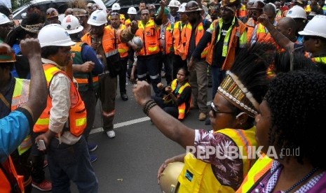 Karyawan PT Freeport Indonesia berunjuk rasa di depan Kantor Kementerian Energi dan Sumber daya Mineral (ESDM), Jakarta. 