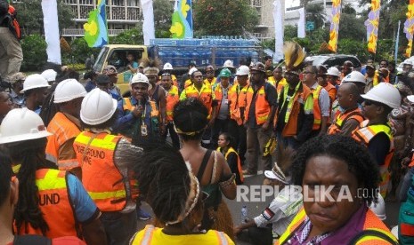 Karyawan karyawan PT Freeport Indonesia berunjuk rasa di depan Kantor Kementerian Energi dan Sumber daya Mineral (ESDM), Jakarta, Selasa (7/3).