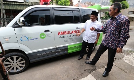 Karyawan Lintasarta menyerahkan dana zakat infaq shodaqoh (ZIS) berupa ambulans kepada Inisiatif Zakat Indonesia (IZI).