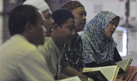 Karyawan Masjid Attin menyimak penjelasan ustaz saat pengajian mingguan di Masjid Attin, Jakarta, Kamis (9/4).