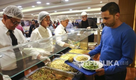 Cara Muslim Brasil Rayakan Ramadhan Meski Covid-19 Tinggi. Karyawan masjid tertua di Amerika Latin melayani makanan bagi para pengungsi muslim  berbuka puasa  hari pertama bulan suci Ramadhan, di Sao Paulo, Brasil.