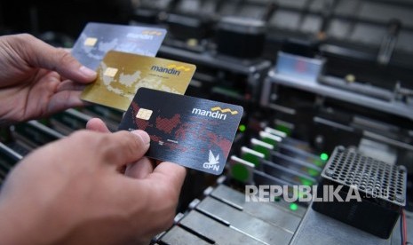 Karyawan melakukan proses pencetakan kartu debit berlogo gerbang pembayaran nasional (GPN) di unit produksi kartu Bank Mandiri, Jakarta, Selasa (17/7). 