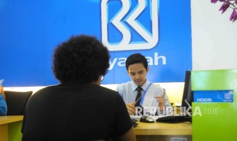 Karyawan melayani nasabah di Banking Hall Bank BRI Syariah, Jakarta. ilustrasi 