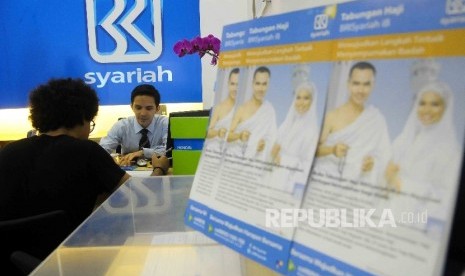 Karyawan melayani nasabah di Banking Hall Bank BRI Syariah, Jakarta, Senin (31/10).