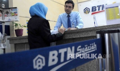 Karyawan melayani nasabah di Banking Hall Bank BTN Syariah, Jakarta, Jumat (27/5). (Republika/ Agung Supriyanto)