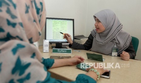 Karyawan melayani nasabah bank. ilustrasi.  Budaya dapat memengaruhi banyak aspek dalam organisasi perusahaan, mulai dari cara pengelolaan bisnis, pada output produk atau jasa yang dihasilkan, kesetiaan pelanggan, dan reputasi organisasi. Pada akhirnya budaya itu akan berpengaruh juga pada bottom line atau perolehan laba perusahaan.