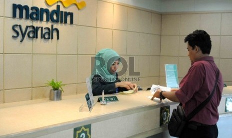 Karyawan melayani nasabah di Banking Hall Gedung Bank Syariah Mandiri (BSM), Jakarta, beberapa waktu lalu. 