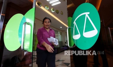  Karyawan melayani nasabah di kantor Pegadaian Syariah, Jakarta, Senin (17/7). 