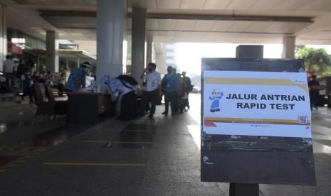  Pekerja Pertamina sedang melakukan Rapid Test yang di adakan di Lobby Anex Kantor Pertamina Pusat, Senin (8/6)