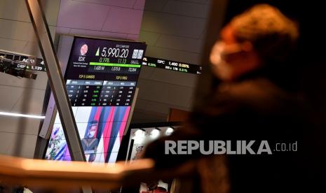 Karyawan melihat layar Indeks Harga Saham Gabungan (IHSG) di Bursa Efek Indonesia, Jakarta, Senin (4/1). Selama satu dekade terakhir, pasar modal syariah berkembang pesat.