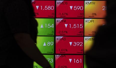 Karyawan melihat pergerakan Indeks Harga Saham Gabungan (IHSG) di Bursa Efek Indonesia, Jakarta, Rabu (10/8/2022). IHSG Senin ditutup melemah 0,71 persen atau 51,08 poin ke level 7.127,5. 