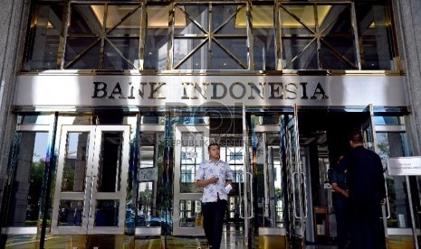 Karyawan melintas di Lobby Gedung Bank Indonesia, Jakarta, Selasa (14/4).  (Prayogi/Republika)